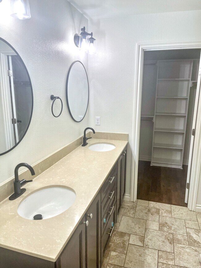 Photo - 323 Skwentna Dr Townhome