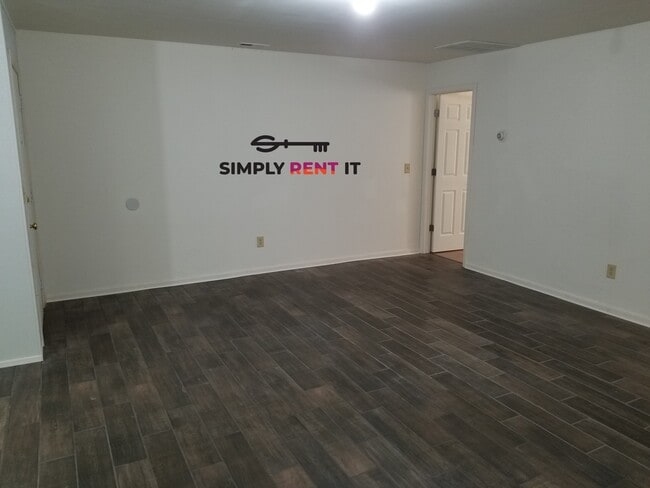 Photo - 1 Bedroom Downtown Roland, Private Entrance