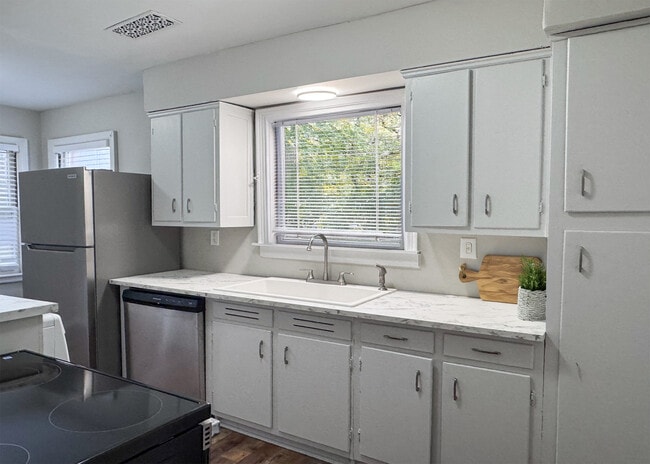 Photo - 599 Estridge Dr