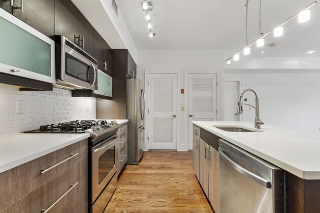 Building Photo - 635 6th St Unit 2C