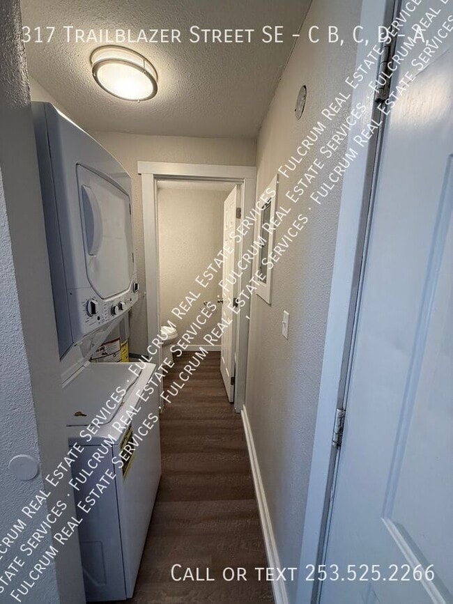 Photo - 317 Trailblazer St SE Unidad A,