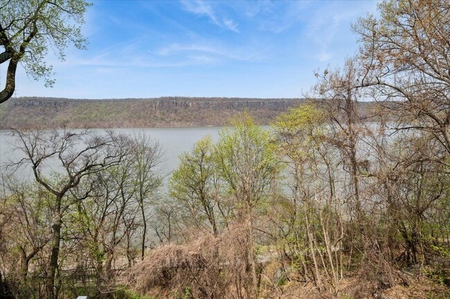 Photo - 727 Warburton Ave