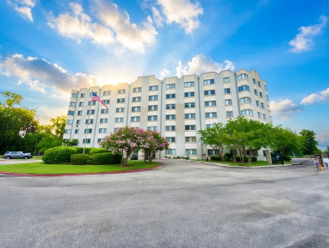 Building Photo - Move-In Ready 2BR Condo at The Meridian– Great Location & Amenities Unit Apt 601