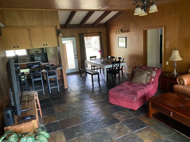 Photo - 513 W Oak Dr