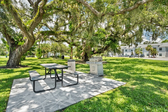 Photo - Legacy Oaks Apartments