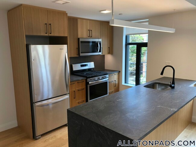 Building Photo - 83 Gardner St