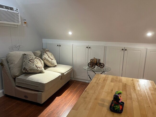 Photo - 8 Bunting Ln Unidad Yolanda Giraldo