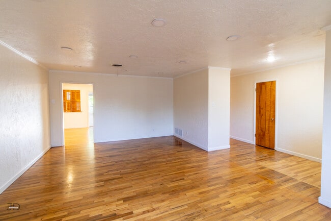 Photo - 1556 Singleton Ave