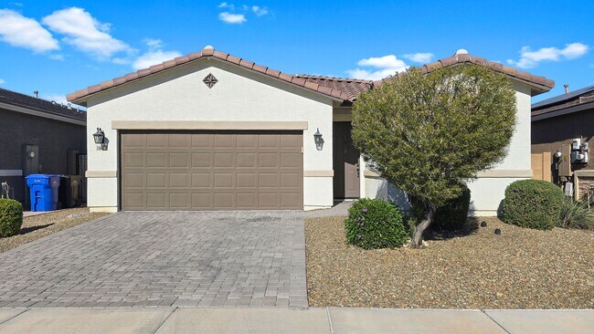 Building Photo - Beautiful newer 3 bedroom plus den home in Surprise, AZ