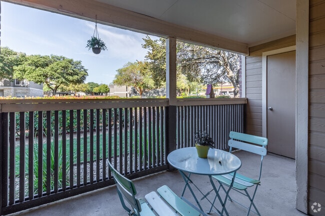 2BR, 1BA - 944 SF