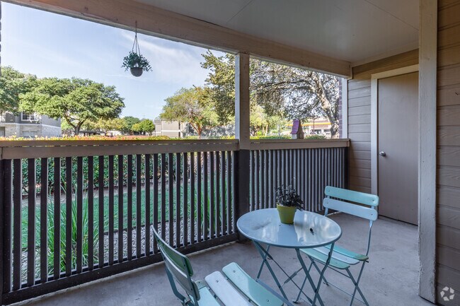 2HAB, 1BA - 944 ft² - Brandon Oaks Apartment Homes