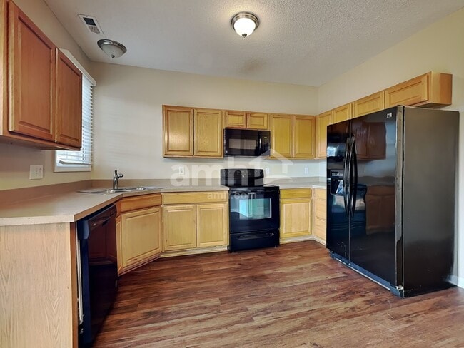 Photo - 537 Hanska Way