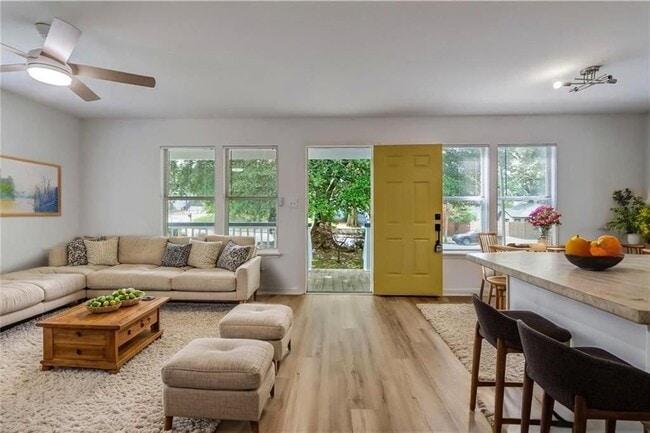 Photo - 996 Washington St SW