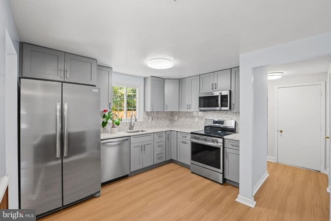 Building Photo - 3301 Fallowfield Dr Rental