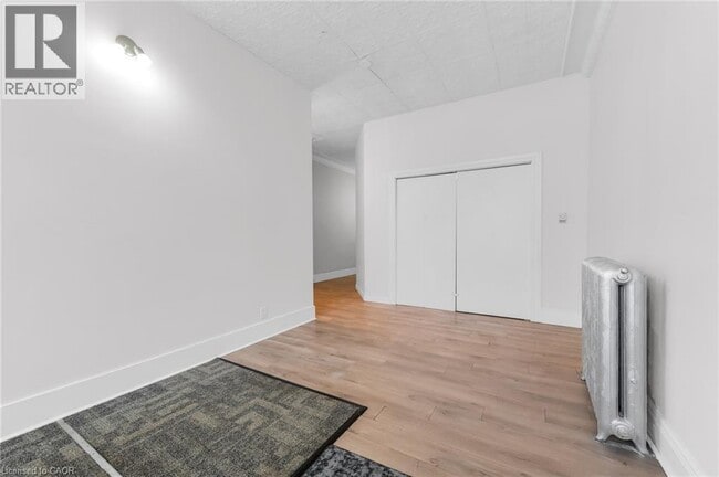 Photo - 1371 Main St E