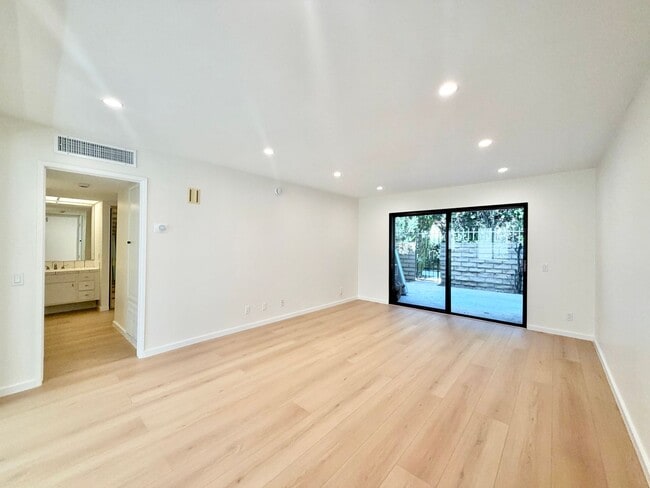 Photo - AVAILABLE NOW!! 1 Bedroom 1 Bathroom Condo in Palm Springs! Unit 18