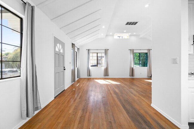 Photo - 8643 Clifton Way