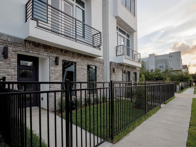 Building Photo - 5713 Larkin St Unit B Rental