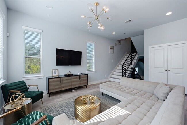 Photo - 3365 Daphne St