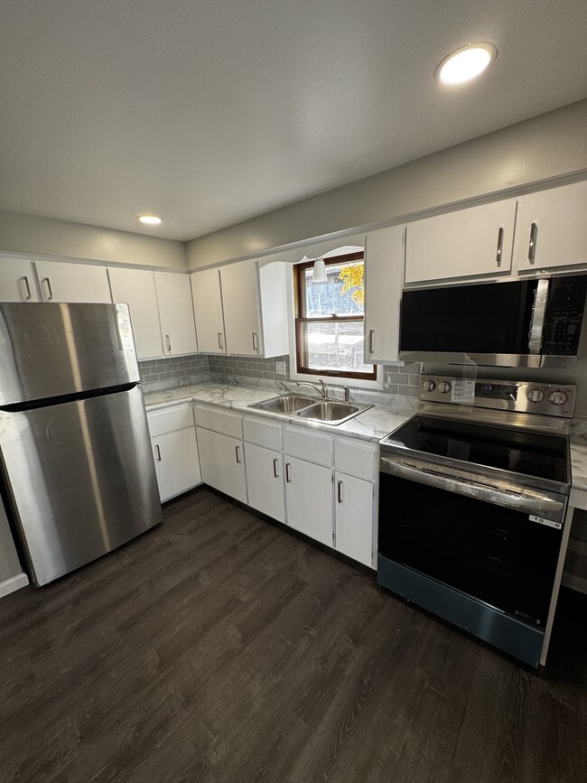 Kitchen - All new appliances - 674 S Western Ave Apartamentos Unidad 674