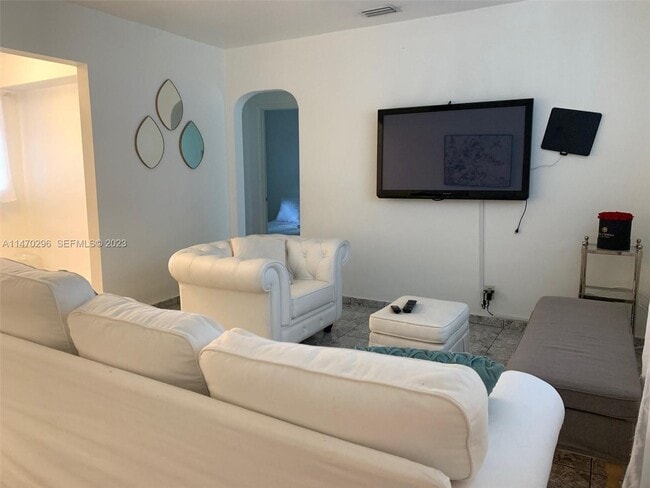 Building Photo - 2131 Arthur St