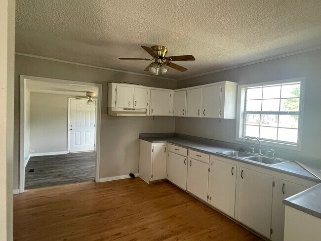 Photo - 102 W Cedar St