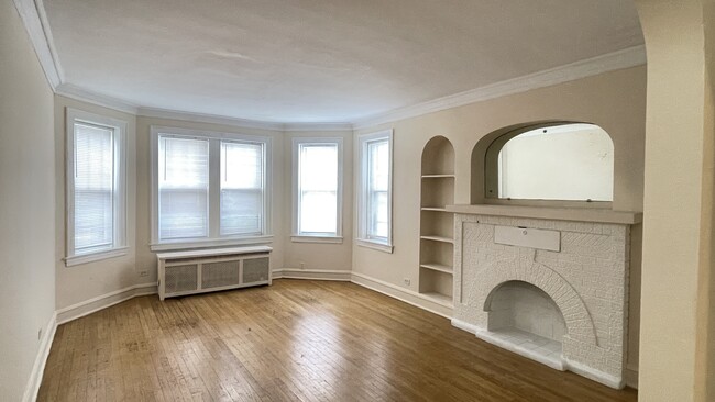 3BR: LIVING ROOM - 2415-2417 W Birchwood Ave Rental