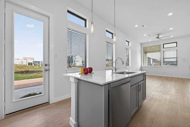 Photo - 1213 Mercantile St