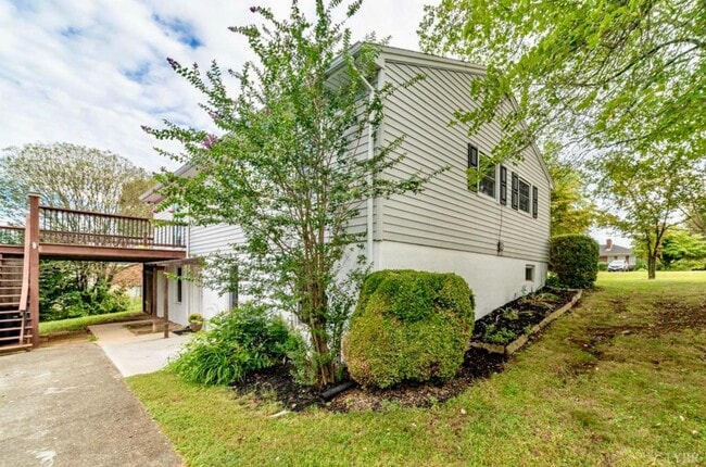 Photo - 633 Sandusky Dr