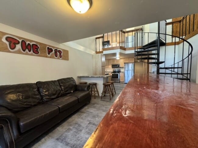 Building Photo - 408