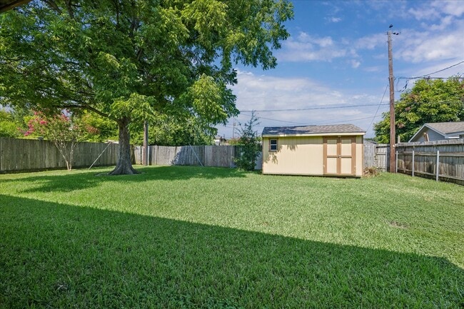Photo - 8403 Meadowshire St
