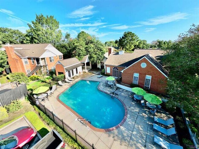 Building Photo - Beautifully Updated Three Bedroom Condo Ne... Unit 1A