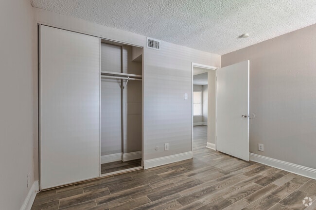 2HAB, 1,5BA - 900SF B1-1 - Habitación - Tower Village C.H.A.M.