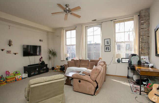 Building Photo - Charming Old City Apartments Unit 5
