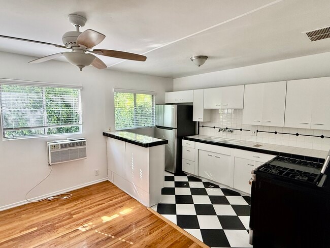 Photo - 4900 Woodman Ave