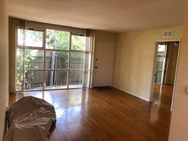 Building Photo - 58 N Wilson Ave Unit 58