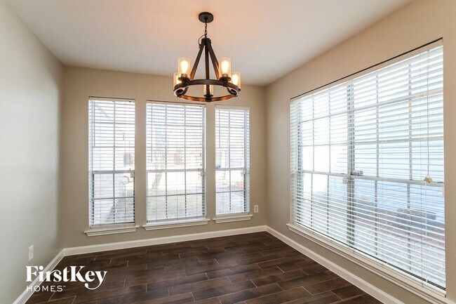 Photo - 800 Charles Pl