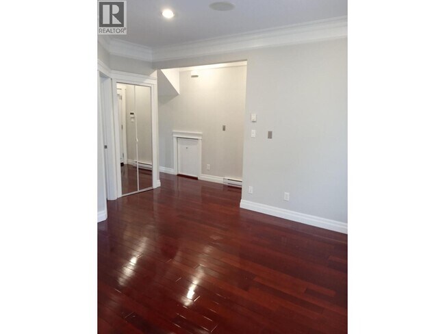 Photo - 4585 Commercial St