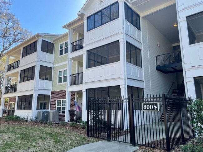 Building Photo - Available May 11th. GROUND FLOOR 3BR/2 BA Condo in Riverland Woods!