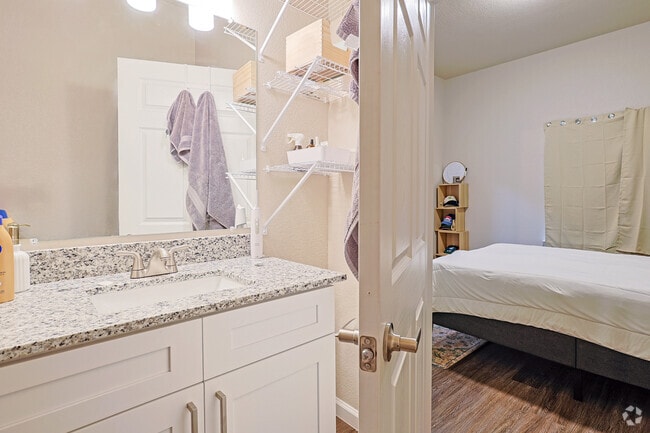 2BR, 2BA - 783SF - Primary Bathroom