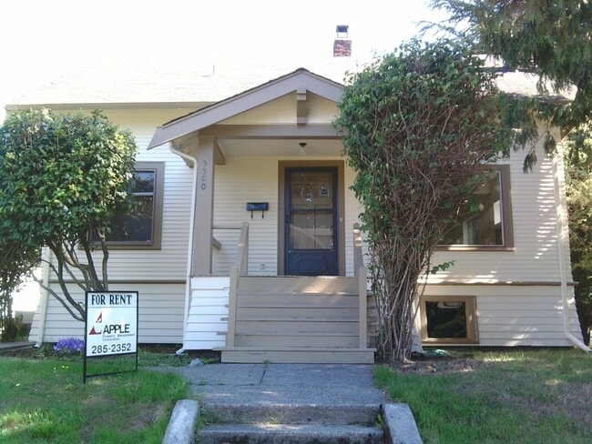 Building Photo - Bungalow on Corner Lot in University District!