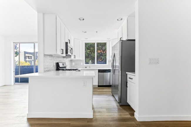 Beautifully remodeled kitchen - 900 S Harvard Blvd Unit 201
