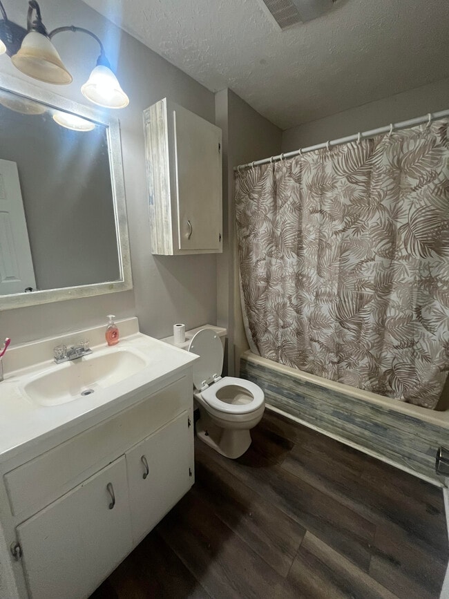 Building Photo - 134 Newtown Rd NE Unit Uniit 1