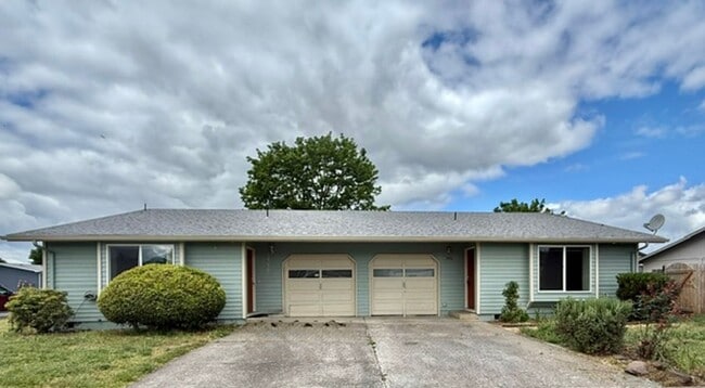 Photo - Charming Pet Friendly 2 Bedroom Duplex With Fenced Yard In Quiet Neighborhood!