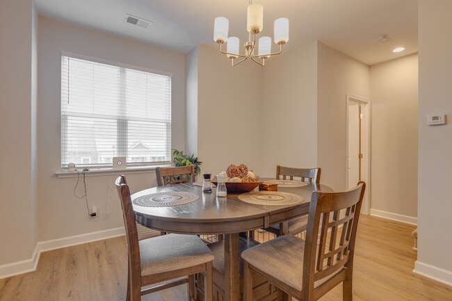 Photo - 2001 Laycock Ln