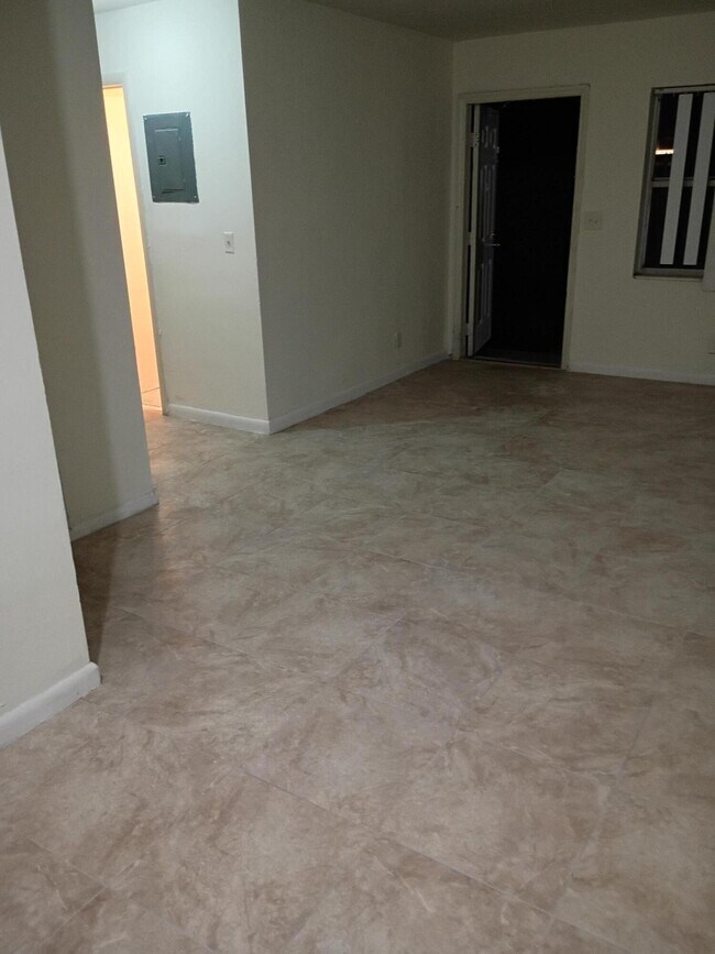 Building Photo - 1845 NW 55th Ave Unit 4