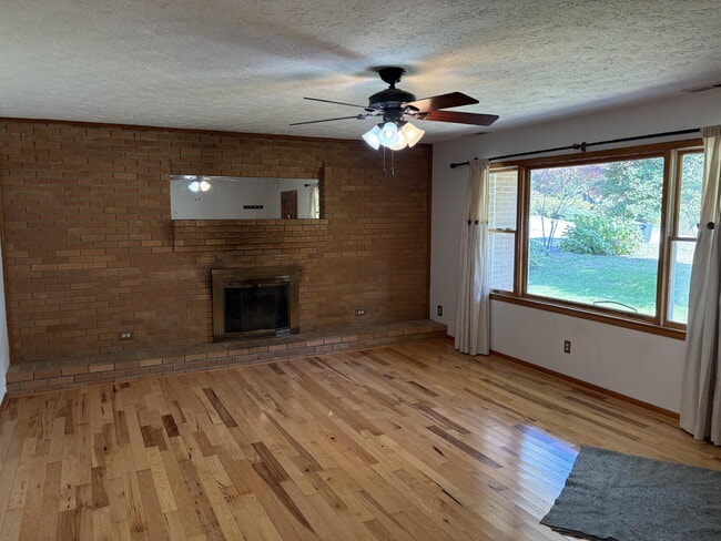 Photo - Great Family Home for Rent in Henderson Co... Unit Main House