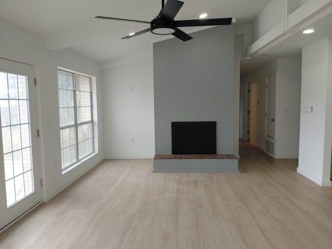 Photo - 3/2/2 Newly remodeled home with new appliances, flooring and much more!