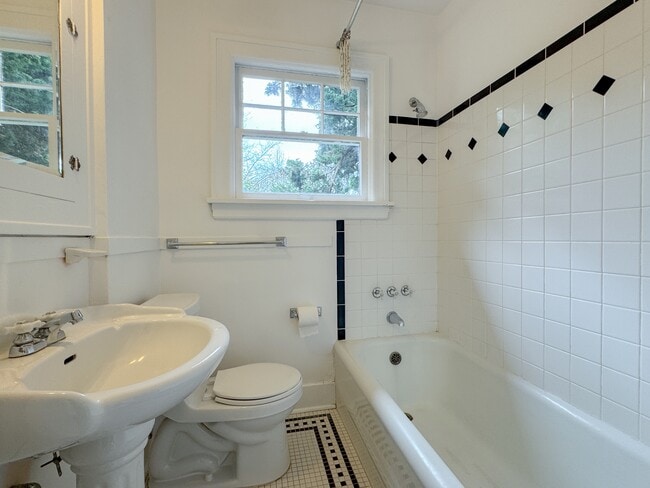 Photo - 1537 Valentine Pl S