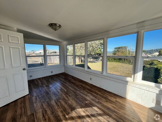 Building Photo - Spacious Coos Bay Home!! Lease Today!